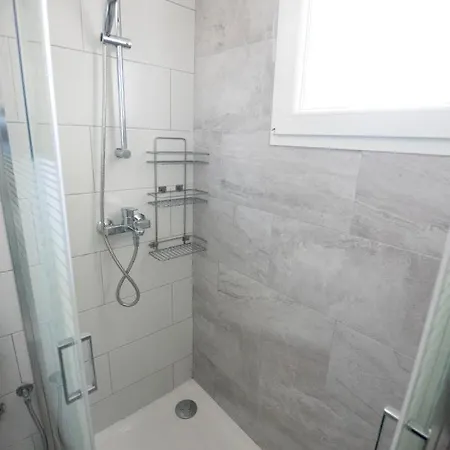 Glabur - The Cozy 2 Bdr - City, Free Parking & Wifi, Welcomes You!!! Apartment